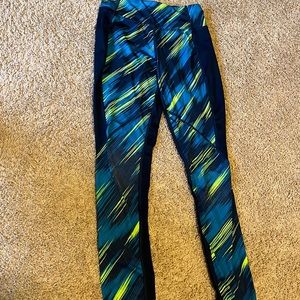 Avía girls medium leggings. Piling on knees